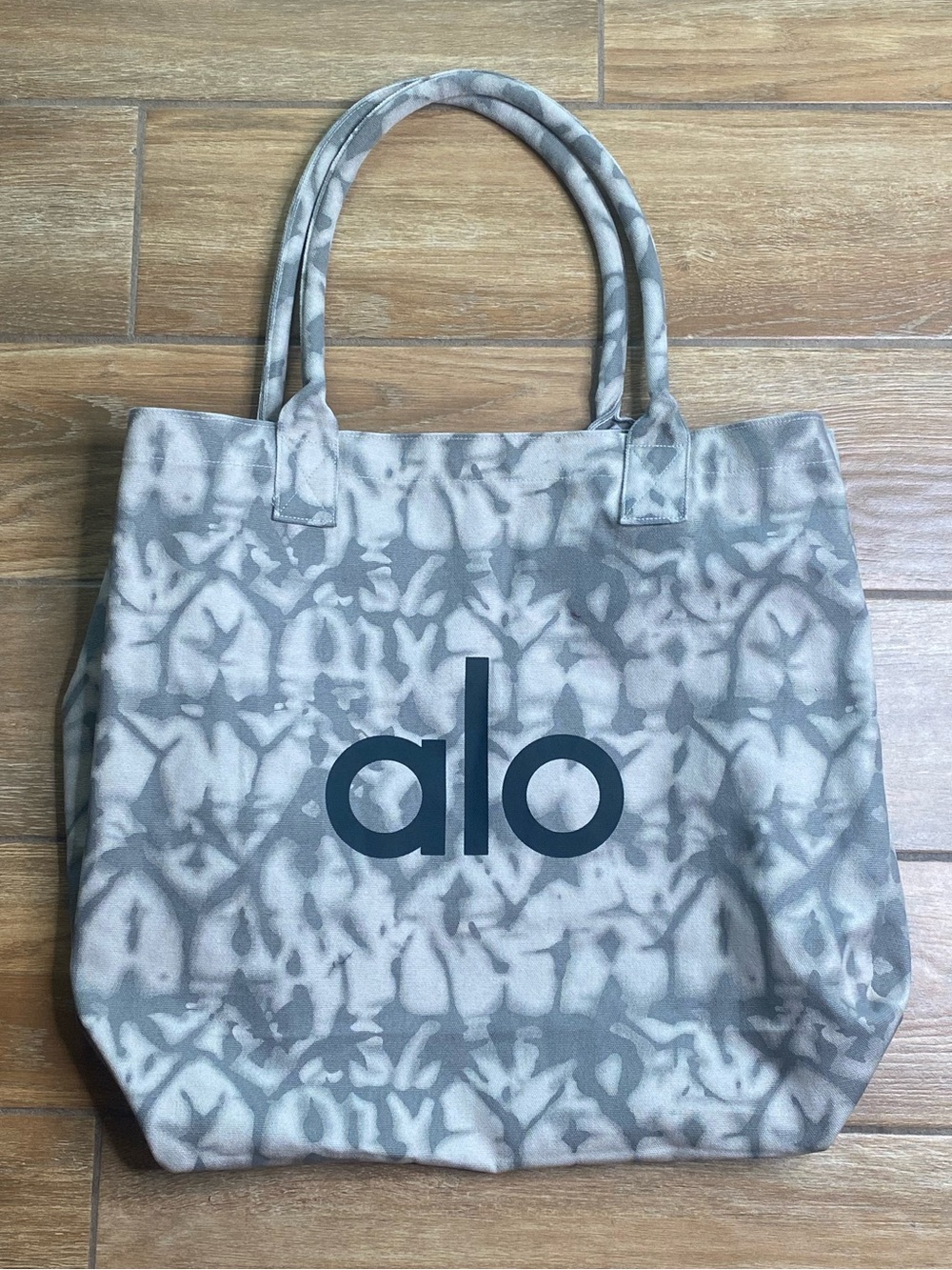 Alo Gray & White Tie Dye Tote Bag - Picture 4 of 10